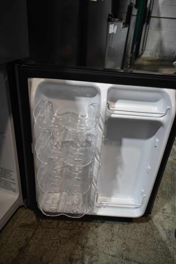 Hisense RT320BASE Mini Cooler and Freezer. 115 Volts, 1 Phase. Tested and Working! - Image 5 of 6