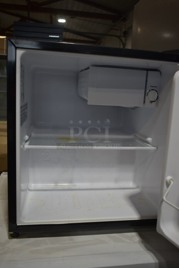 Haier QHE02GGMBBB Mini Cooler. 115 Volts, 1 Phase. Tested and Powers On But Does Not Get Cold - Image 2 of 4
