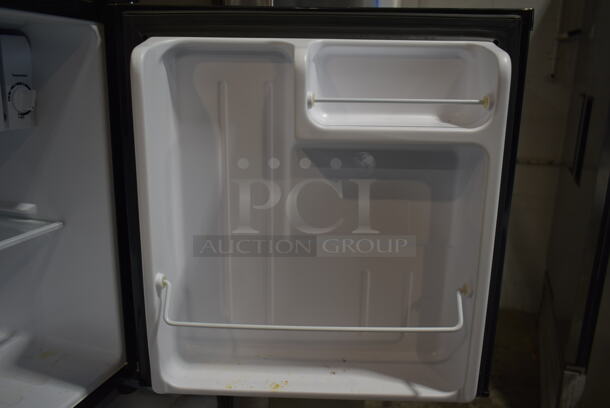 Haier QHE02GGMBBB Mini Cooler. 115 Volts, 1 Phase. Tested and Powers On But Does Not Get Cold - Image 3 of 4