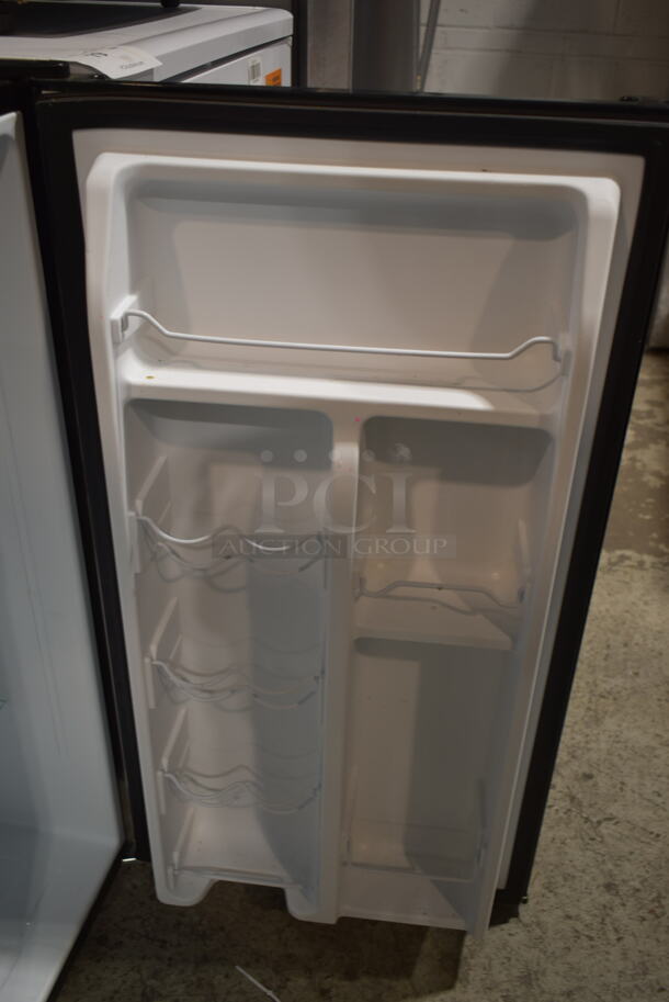 Galanz GLR33MBKE23 Mini Cooler. 115 Volts, 1 Phase. Tested and Working! - Image 3 of 5