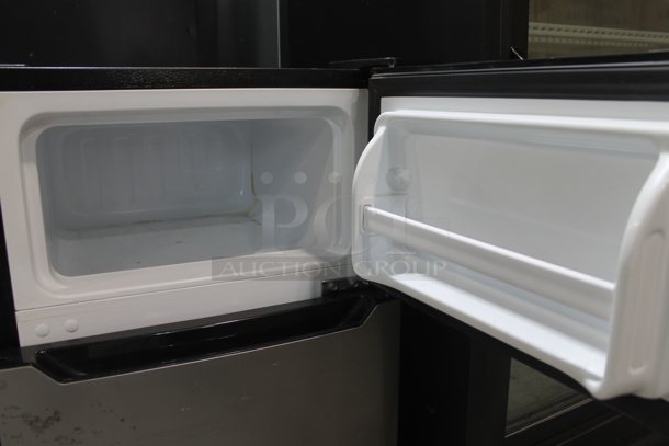 2020 Hisense LCT33D6ASE Mini Cooler and Freezer Combo. 115 Volts, 1 Phase. Tested and Does Not Power On - Image 2 of 4