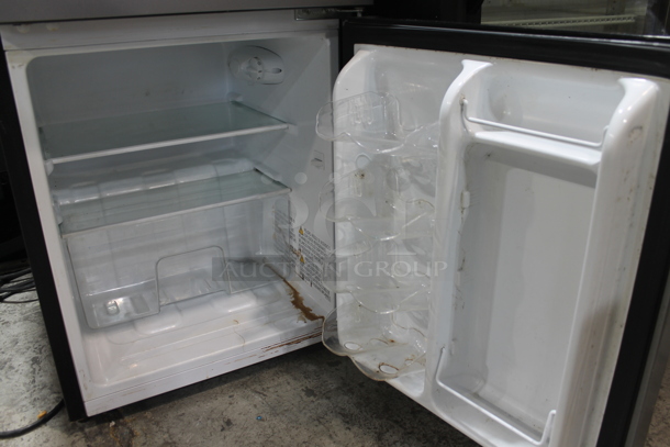 2020 Hisense LCT33D6ASE Mini Cooler and Freezer Combo. 115 Volts, 1 Phase. Tested and Does Not Power On - Image 3 of 4