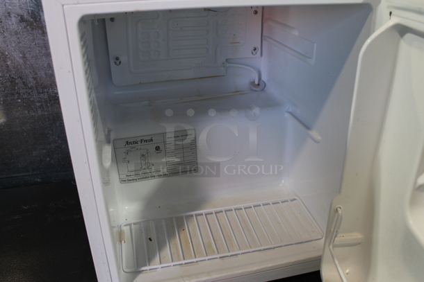 Arctic Fresh AFH16ARFW Mini Cooler. 120 Volts, 1 Phase. Tested and Powers On But Does Not Get Cold - Image 2 of 4