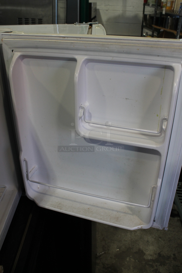 Arctic Fresh AFH16ARFW Mini Cooler. 120 Volts, 1 Phase. Tested and Powers On But Does Not Get Cold - Image 3 of 4