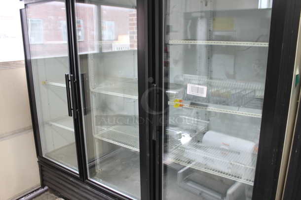 True GDM-72 Metal Commercial 3 Door Reach In Cooler Merchandiser w/ Poly Coated Racks. 115 Volts, 1 Phase. Tested and Powers On But Does Not Get Cold - Image 3 of 7