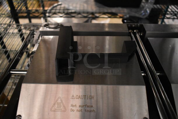 BRAND NEW SCRATCH AND DENT! 2023 Avantco 177PG400ST Stainless Steel Commercial Countertop Panini Press Grill with Timer, Smooth Plates, and 19 5/8" x 9 1/8" Cooking Surface. 120 Volts, 1 Phase. Tested and Working! - Image 3 of 6