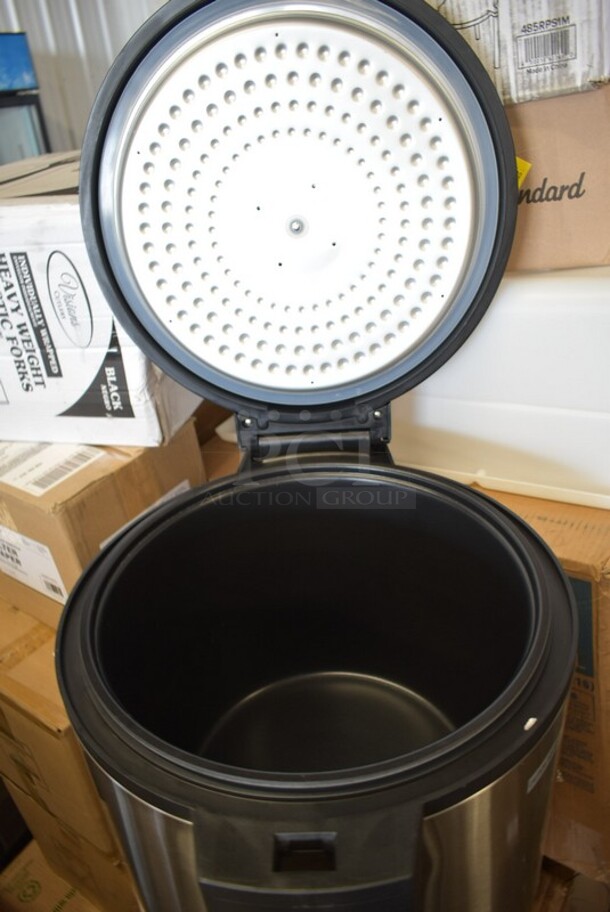 BRAND NEW SCRATCH AND DENT! 2023 Galaxy 177RWG90 90 Cup Electric Rice Warmer. Handle Broken. 120 Volts, 1 Phase. Tested and Working! - Image 5 of 7