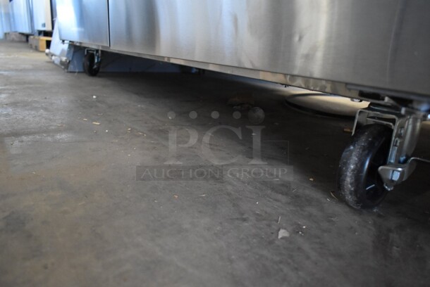BRAND NEW SCRATCH AND DENT! 2023 Avantco 178SSPT60MHC Stainless Steel Commercial Sandwich Salad Prep Table Bain Marie Mega Top on Commercial Casters. 115 Volts, 1 Phase. Tested and Working! - Image 5 of 8