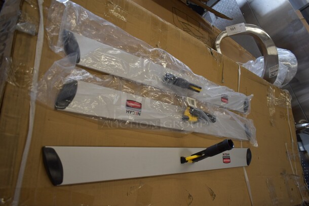 3 BRAND NEW SCRATCH AND DENT! Rubbermaid Q580 HYGEN FGQ58000YL00 35" Quick Connect Microfiber Wet / Dry Mop Frame. 3 Times Your Bid! - Image 4 of 6