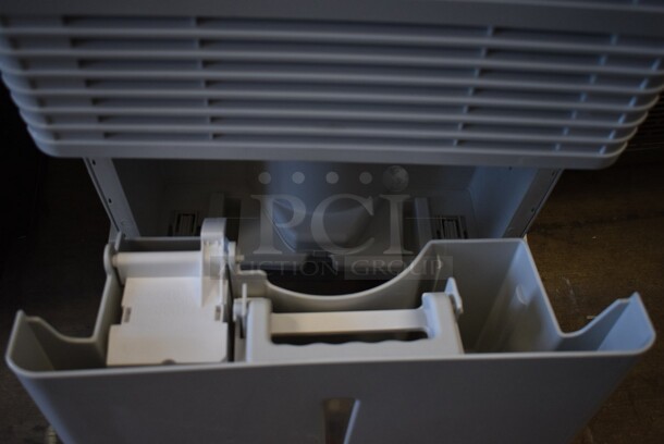 BRAND NEW SCRATCH AND DENT! Danby DDR30B2GDB 30 Pint Energy Star® Dehumidifier. 115 Volt, 1 Phase. Tested and Working! - Image 3 of 4