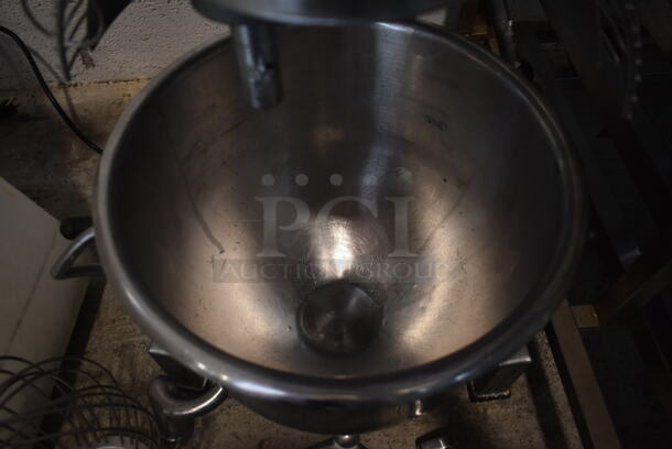 Avantco 177MX20H Metal Commercial Countertop 20 Quart Planetary Dough Mixer w/ Stainless Steel Mixing Bowl, Bowl Guard, Whisk and 2 Paddle Attachments. 120 Volts, 1 Phase. Tested and Working! - Image 4 of 7
