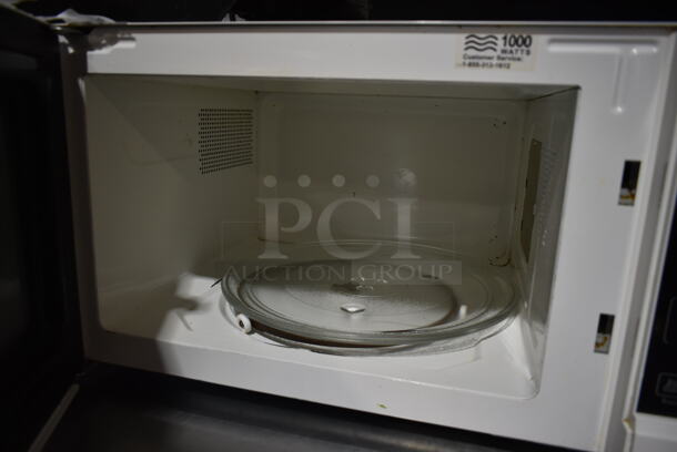 Hamilton Beach P100N30AP-S3W Metal Countertop Microwave Oven w/ Plate. 120 Volts, 1 Phase.  - Image 4 of 5