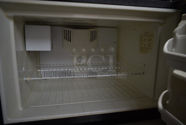 Frigidaire FRT18P6BSB0 Stainless Steel Cooler Freezer Combo Unit. 115 Volts, 1 Phase. Tested and Powers On But Does Not Get Cold
 - Image 4 of 9