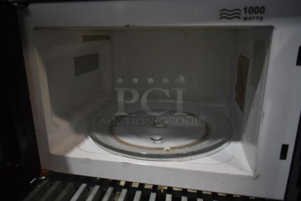 Hamilton Beach  EM031MZC-X1 Meta Countertop Microwave Oven w/ Plate. 120 Volts, 1 Phase.  - Image 3 of 4