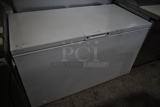 Frigidaire FFCL1542AW Metal Chest Freezer w/ Hinge Lid. 115 Volts, 1 Phase. Tested and Powers On But Does Not Get Cold - Image 1 of 4