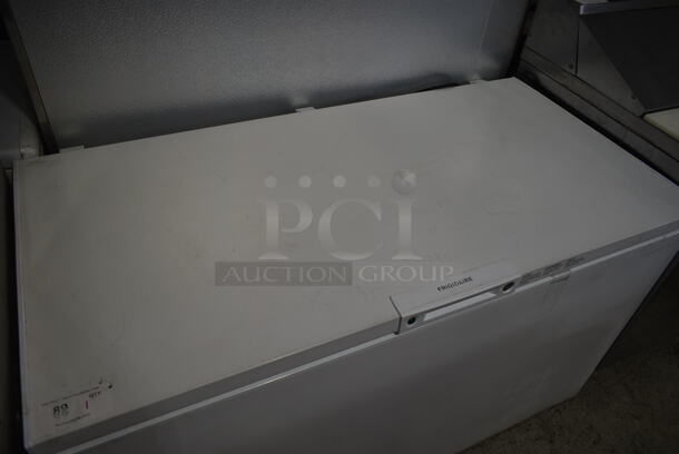 Frigidaire FFCL1542AW Metal Chest Freezer w/ Hinge Lid. 115 Volts, 1 Phase. Tested and Powers On But Does Not Get Cold - Image 2 of 4