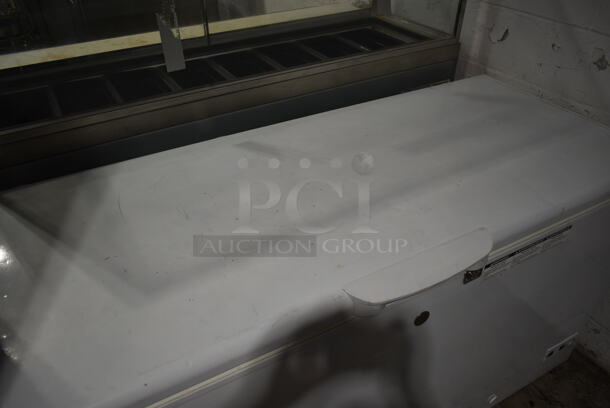 FCM16SL Metal Chest Freezer w/ Hinge Lid. Tested and Working! - Image 2 of 5