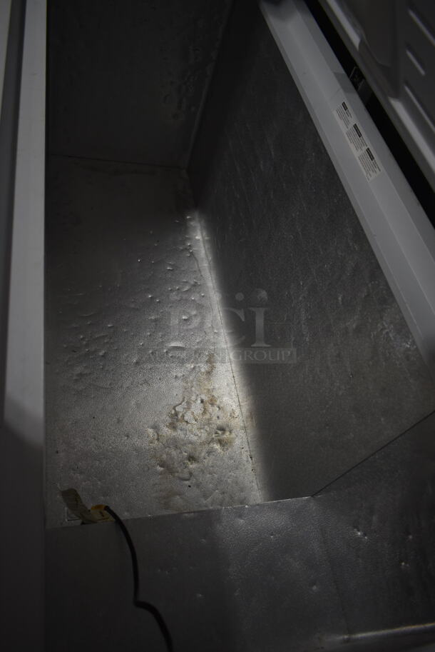 FCM16SL Metal Chest Freezer w/ Hinge Lid. Tested and Working! - Image 3 of 5