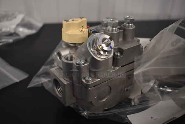 BRAND NEW SCRATCH AND DENT! Robertshaw 7000BMSGOR Motor.  - Image 4 of 4