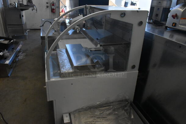 BRAND NEW SCRATCH AND DENT! 2022 Avantco 224WHAC28 Stainless Steel Commercial Floor Style Open Grab N Go Merchandiser. 115 Volts, 1 Phase. Tested and Powers On But Does Not Get Cold - Image 4 of 5