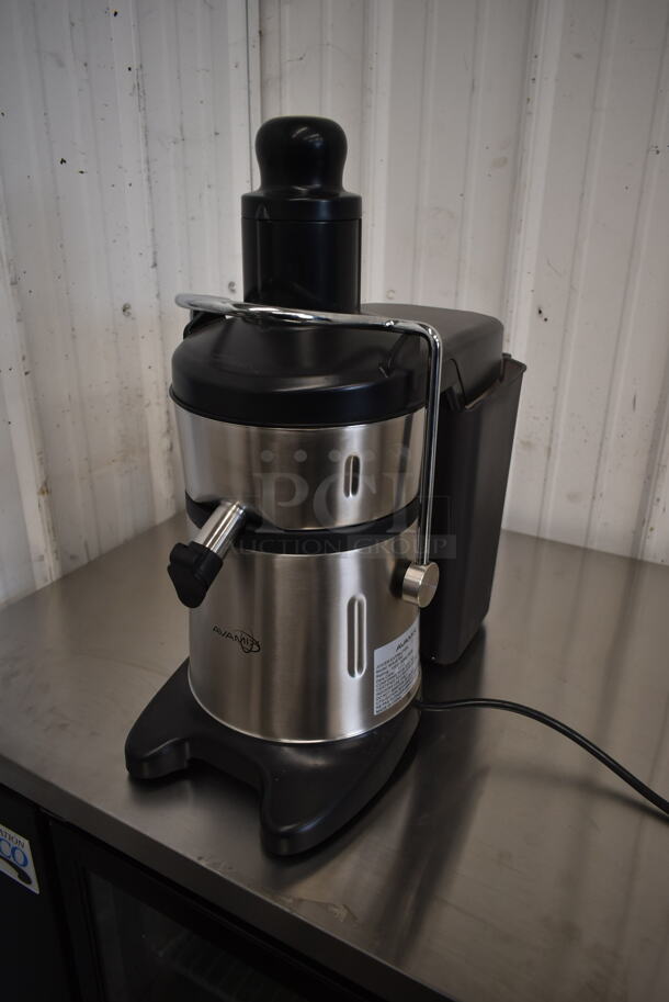 BRAND NEW SCRATCH AND DENT! AvaMix 928JE700 Stainless Steel Commercial Countertop Continuous Feed High Powered Citrus Juicer. 120 Volts, 1 Phase. Tested and Working! - Image 2 of 10