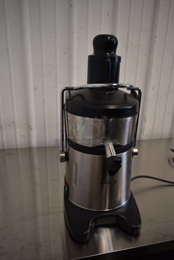 BRAND NEW SCRATCH AND DENT! AvaMix 928JE700 Stainless Steel Commercial Countertop Continuous Feed High Powered Citrus Juicer. 120 Volts, 1 Phase. Tested and Working! - Image 8 of 10