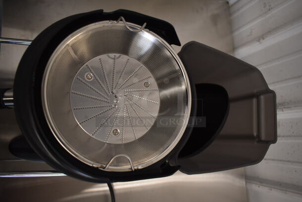 BRAND NEW SCRATCH AND DENT! AvaMix 928JE700 Stainless Steel Commercial Countertop Continuous Feed High Powered Citrus Juicer. 120 Volts, 1 Phase. Tested and Working! - Image 9 of 10