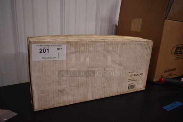 BRAND NEW SCRATCH AND DENT! Box of 24 Oneida H021113C Ashtray Clear Triangular.  - Image 3 of 3