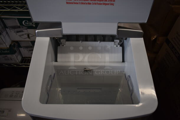 BRAND NEW SCRATCH AND DENT! Whynter IMC-490SS Portable 49lb Freestanding Stainless Steel Ice Maker. 115 Volts, 1 Phase. Tested and Working! - Image 5 of 8