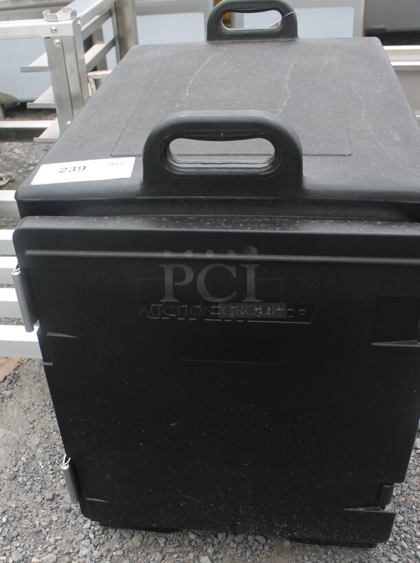 BRAND NEW SCRATCH AND DENT! Carlisle 215PANCAR5BK Black Poly Insulated Food Carrying Case.  - Image 2 of 7
