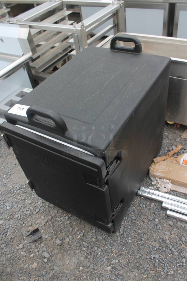 BRAND NEW SCRATCH AND DENT! Carlisle 215PANCAR5BK Black Poly Insulated Food Carrying Case.  - Image 3 of 7