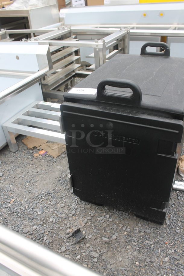 BRAND NEW SCRATCH AND DENT! Carlisle 215PANCAR5BK Black Poly Insulated Food Carrying Case.  - Image 4 of 7
