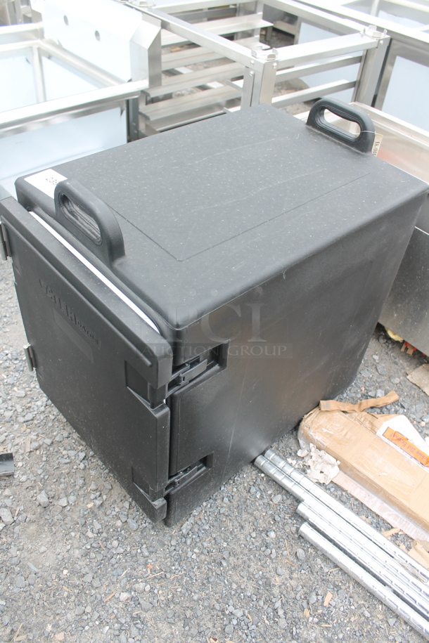 BRAND NEW SCRATCH AND DENT! Carlisle 215PANCAR5BK Black Poly Insulated Food Carrying Case.  - Image 5 of 7
