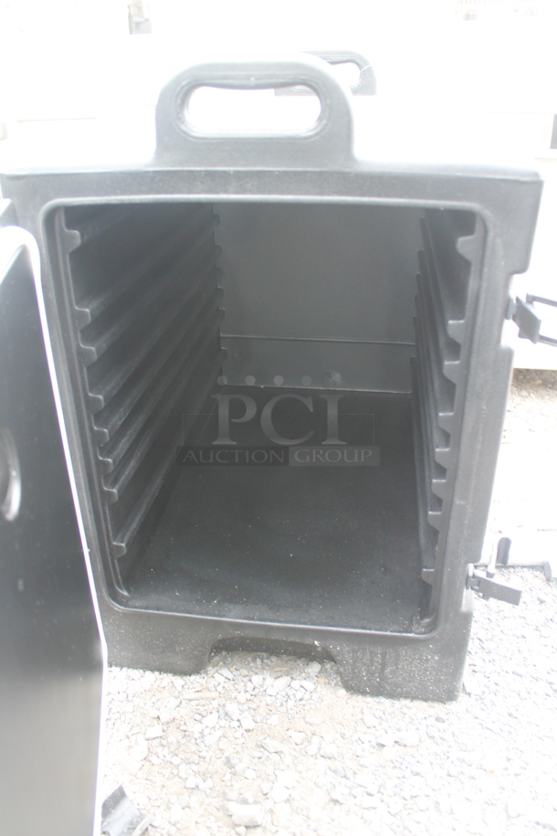 BRAND NEW SCRATCH AND DENT! Carlisle 215PANCAR5BK Black Poly Insulated Food Carrying Case.  - Image 6 of 7