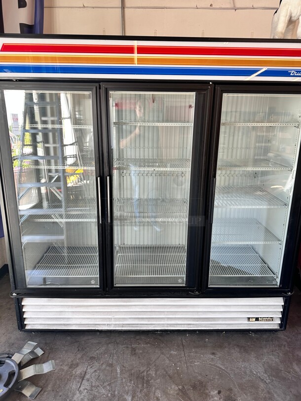 True GDM-72F 78 inch Three Section Display Freezer w/ Swing Doors - Bottom Mount Compressor, Black, 115/208v Working - Image 3 of 6
