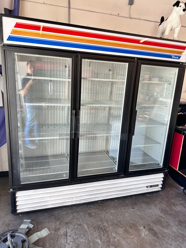 True GDM-72F 78 inch Three Section Display Freezer w/ Swing Doors - Bottom Mount Compressor, Black, 115/208v Working - Image 4 of 6