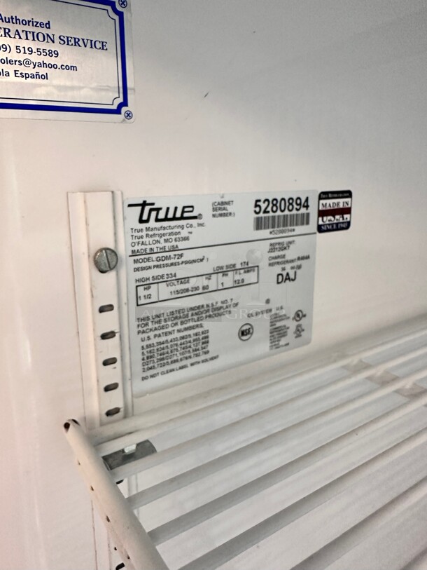 True GDM-72F 78 inch Three Section Display Freezer w/ Swing Doors - Bottom Mount Compressor, Black, 115/208v Working - Image 5 of 6