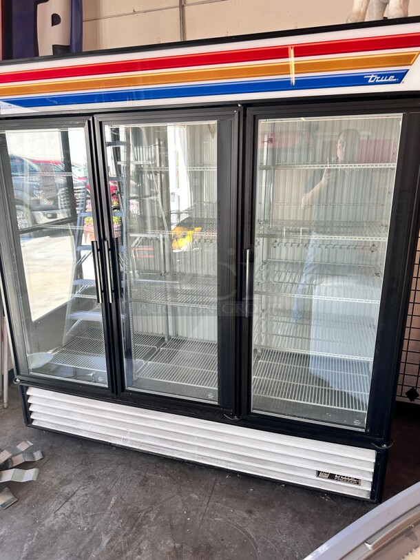 True GDM-72F 78 inch Three Section Display Freezer w/ Swing Doors - Bottom Mount Compressor, Black, 115/208v Working - Image 6 of 6