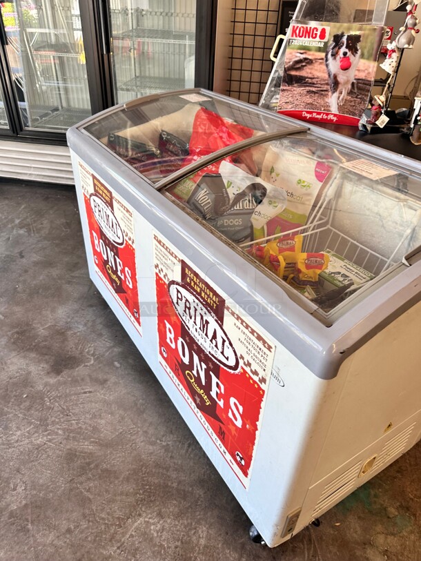Late Model Premium Levella 10.9 cu. ft. Curved Glass Top Chest Freezer White  PFR1090G 115 Volt Working - Image 5 of 7