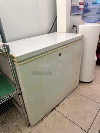 GE 33 Inch Wide 7.0 Cu. Ft. Free Standing Chest Freezer 115 Volt Working