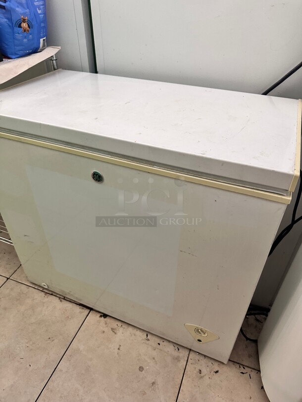 GE 33 Inch Wide 7.0 Cu. Ft. Free Standing Chest Freezer 115 Volt Working - Image 3 of 7