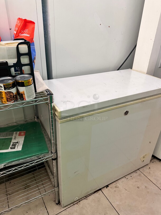 GE 33 Inch Wide 7.0 Cu. Ft. Free Standing Chest Freezer 115 Volt Working - Image 4 of 7