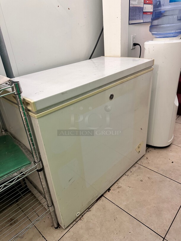 GE 33 Inch Wide 7.0 Cu. Ft. Free Standing Chest Freezer 115 Volt Working - Image 5 of 7