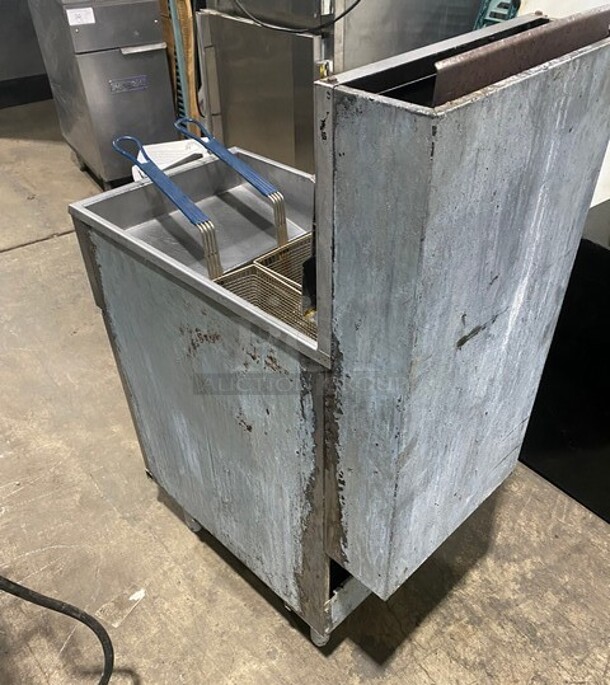 Pitco Frialator Stainless Steel Commercial Floor Style Natural Gas Powered Deep Fat Fryer w/ 2 Metal Fry Baskets! MODEL 40D SN: G11MA055114  - Image 4 of 9