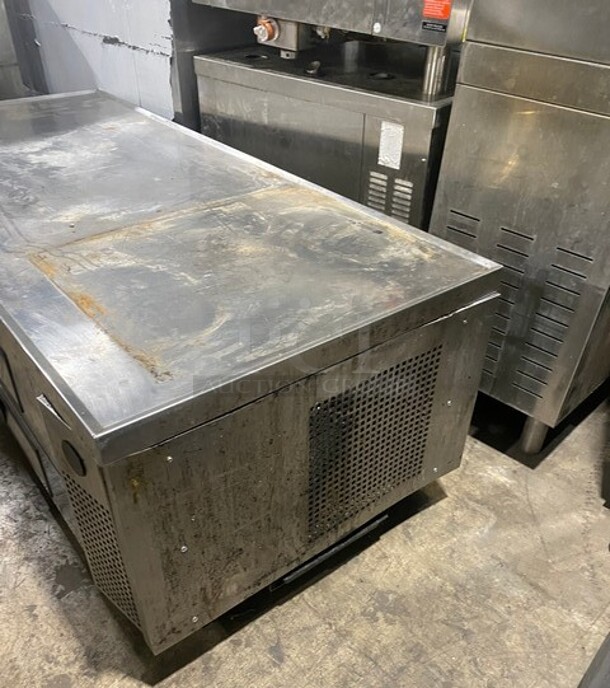 True Commercial Refrigerated 4 Drawer Chef Base! All Stainless Steel! On Casters! MODEL: TRCB72 SN: 7307092 115V 1PH - Image 4 of 9