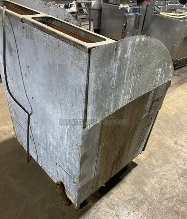 Pitco Frialator Stainless Steel Commercial Floor Style Natural Gas Powered Double Bay Fryer! With Side Splash! On legs! - Image 4 of 10