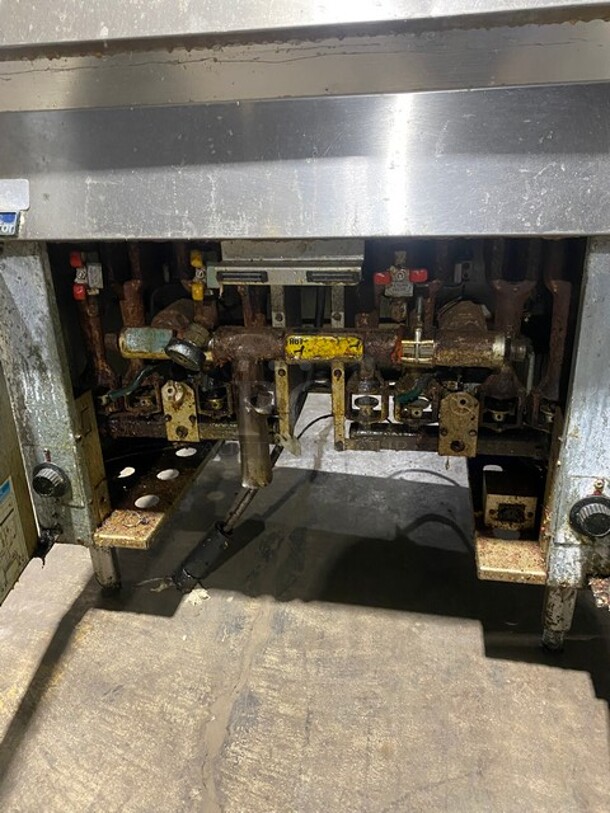 Pitco Frialator Stainless Steel Commercial Floor Style Natural Gas Powered Double Bay Fryer! With Side Splash! On legs! - Image 6 of 10