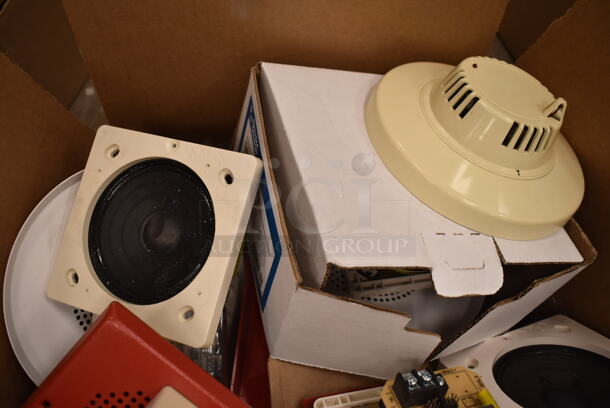 ALL ONE MONEY! Lot of Approximately 25 Pieces to Fire Alarms / Strobes. (front room) - Image 3 of 7