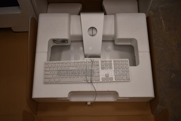 2 Apple A1418 21.5"  iMac Desktop All In One Computer w/ Keyboard. 100-240 Volts, 1 Phase. 2 Times Your Bid! (front room) - Image 4 of 9