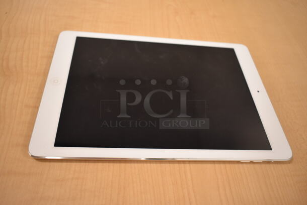 2 Apple A1474 iPads. 2 Times Your Bid! (front room) - Image 2 of 7